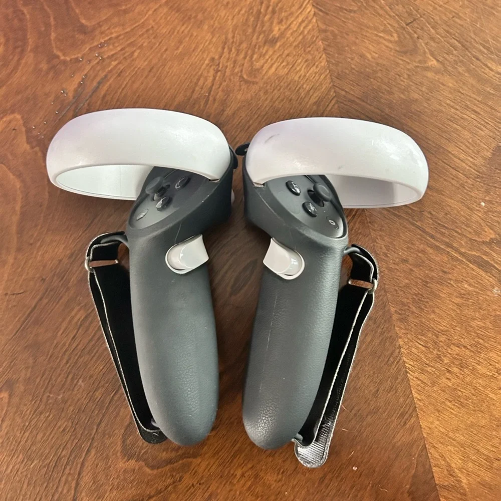 Oculus Quest 2- Elite headset+ controller grips